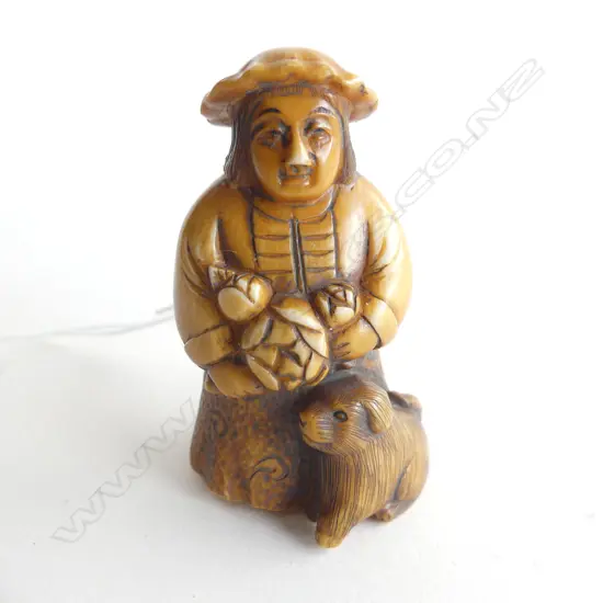 IVORY NETSUKE MAN w. DOG - SIGNED H.50mm