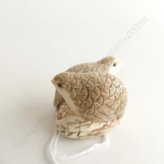 IVORY NETSUKE PR OF DOVES, SIGNED H.30mm