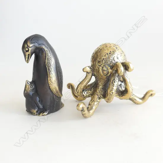 SM BRASS OCTOPUS (DIA 105MM) & BRONZE MOTHER & BABY PENGUIN  (H85MM)