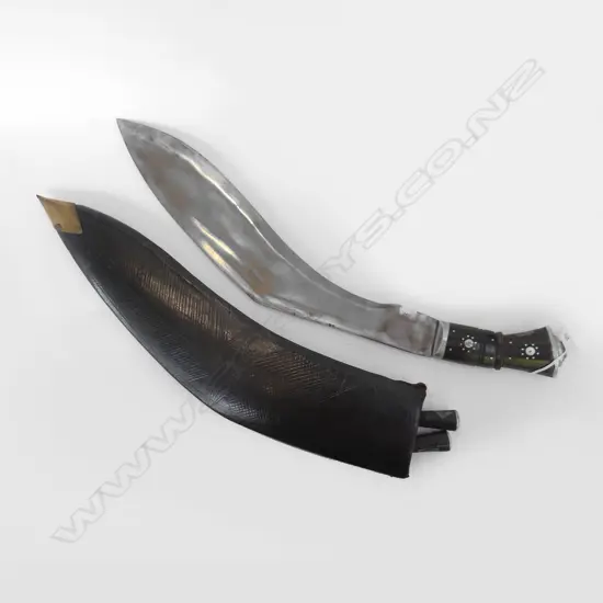 KUKRI IN LEATHER SCABBARD w. 2 SMALL KNIVES L.525mm