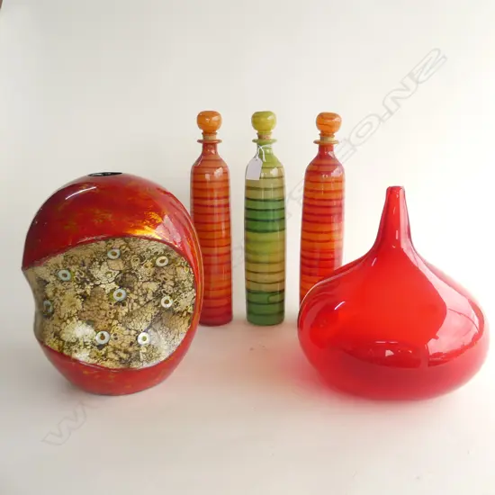 5 PCES; 3 TALL ART GLASS BOTTLES H.340mm, 2 RED VASES; 'APPLE' & OTHER H.270mm