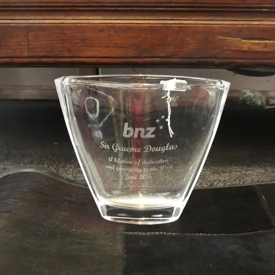 BNZ SIR GRAEME DOUGLS PRESENTATION NACHTMAN GLASS VASE  H.190mm