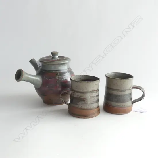 PETER STICHBURY POTTERY; TEAPOT W UNUSUAL HANDLE + 2 MUGS (H. 95MM)