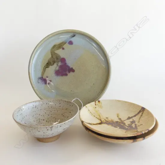 4 PCS NZ POTTERY, MAKERS UNKNOWN. PLATE (DIA 240MM) PR SM DISHES (DIA 167MM) & SM BOWL (DIA140MM (CHIPS TO RIM)