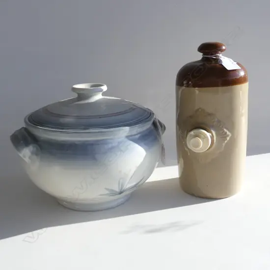 RTV - COLLECT LATE NOV.LG NZ J&S KILLICK POTTERY LIDDED CASSEROLE DISH (DIA 360MM) + STONEWARE BOTTLE (TAP A/F) (H270MM)