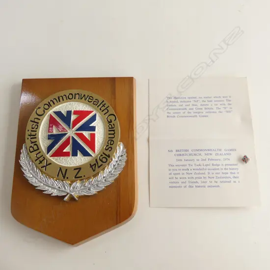 1974 COMMENWEATH GAMES PLAQUE & PIN 20789