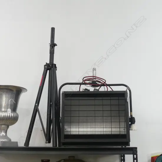 VINTAGE FILM STUDIO LAMP ON TRIPOD 