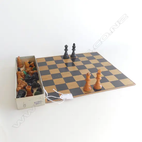 VINTAGE WOODEN CHESS SET & BOARD, COMPLETE WITH 32 PLAYING PCS