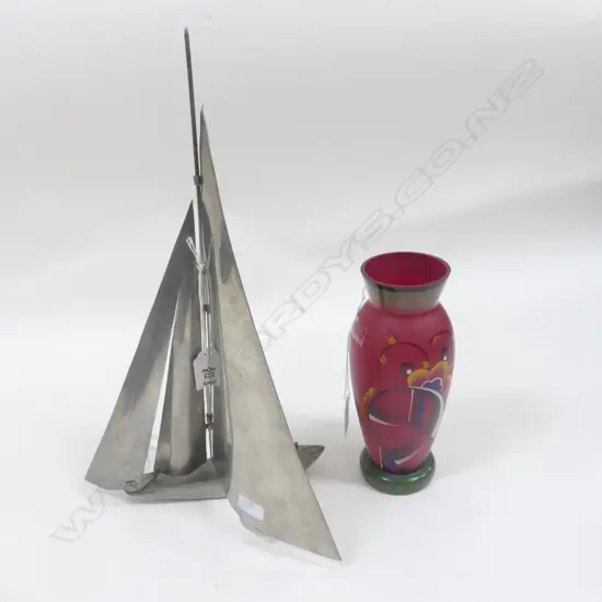VINTAGE SILVER METAL YACHT H.360mm (AK21122) + DECO RED GLASS VASE H.200mm