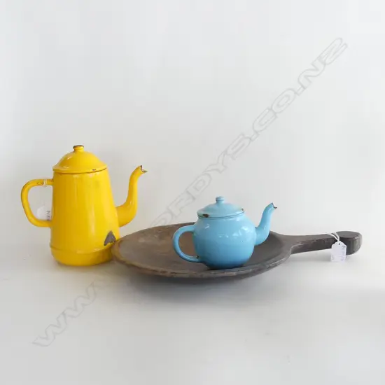 2 VINTAGE ENAMEL TEAPOTS; YELLOW & BLUE + CARVED WOODEN SERVING PLATTER W.435mm / 285mm dia