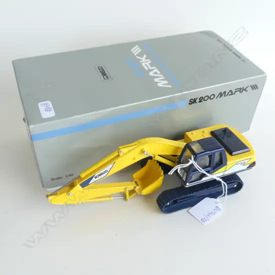 TOY DIGGER; KOBELCO SK200 MARK III HYDRAULIC EXCAVATOR 1/40 SCALE L.220mm BOXED (AK20033)