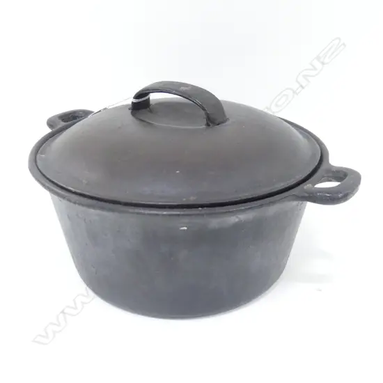 CAST IRON LIDDED CASSEROLE POT 260mm dia