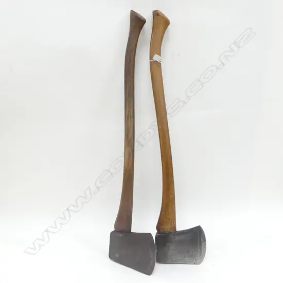 2 VINTAGE AXES - BOTH KELLY CANADIAN 'TRUE TEMPER' L.815mm