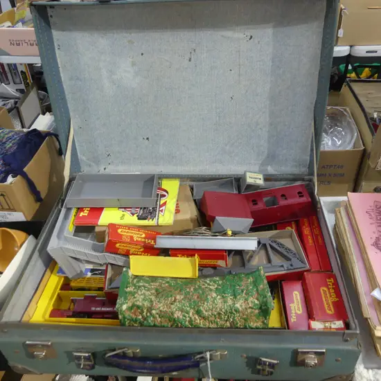 VINTAGE SUITCASE w. ASST. TRI-ANG RAILWAY PCES