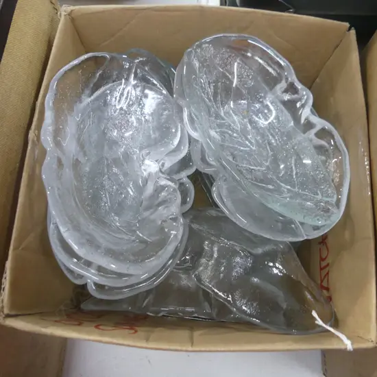 22 ASST KOSTA BODA SM LEAF SHAPED GLASS DISHES, AVG L. 160MM