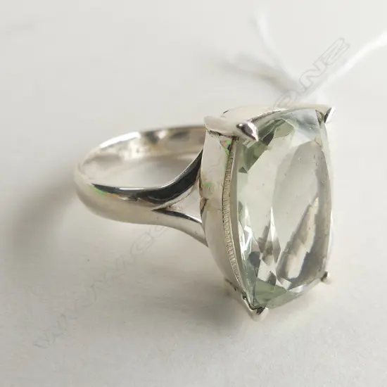 925 GREEN AMYTHEST RING 5.3 GRAMS