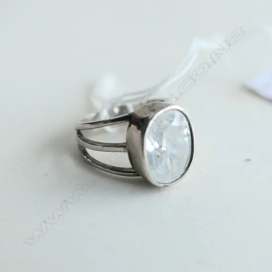 STG SILVER & WHITE CRYSTAL STONE RING