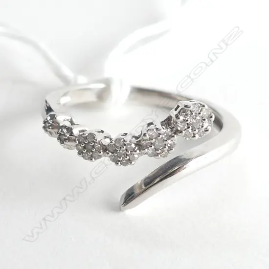 10K WHITE GOLD & MULTI DIAMOND CLUSTER RING 2.5gms