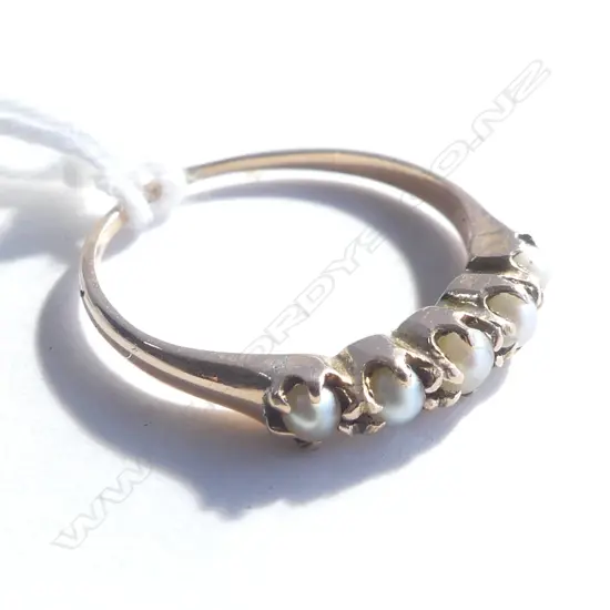 OLD 9CT GOLD & 5 SMALLS PEARLS CLAW SET IN RING (20317)