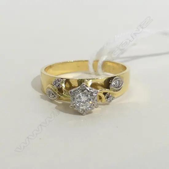 18CT & DIAMOND SOLITAIRE RING 3.86gm