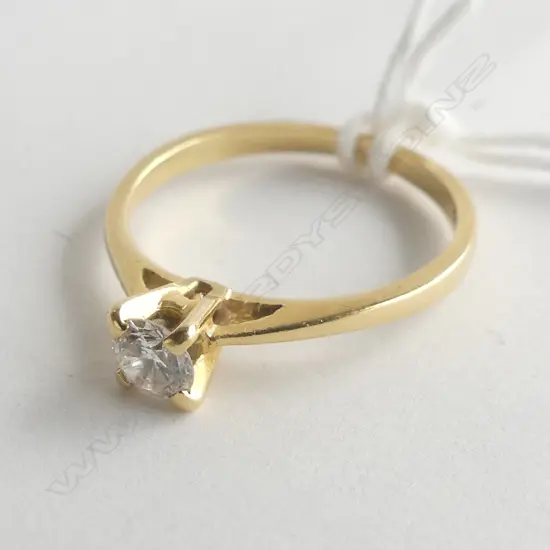 18CT YELLOW GOLD & DIAMOND SOLITAIRE RING 1.6 GRAMS