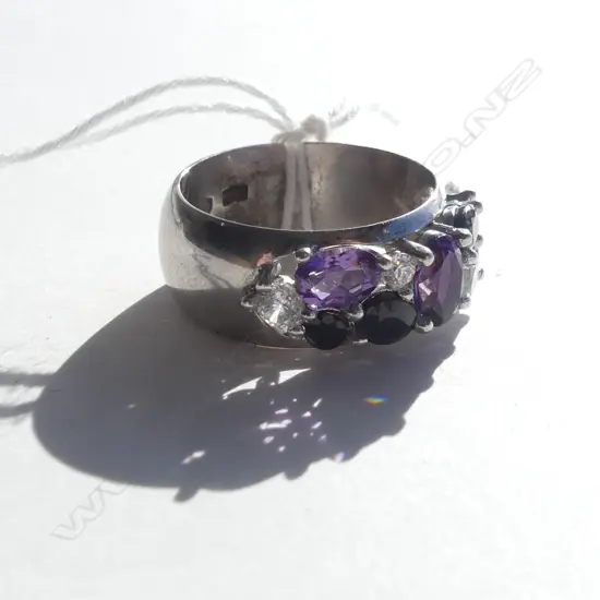 18CT GOLD SAPPHIRE AND AMETHYST & CZ  RING