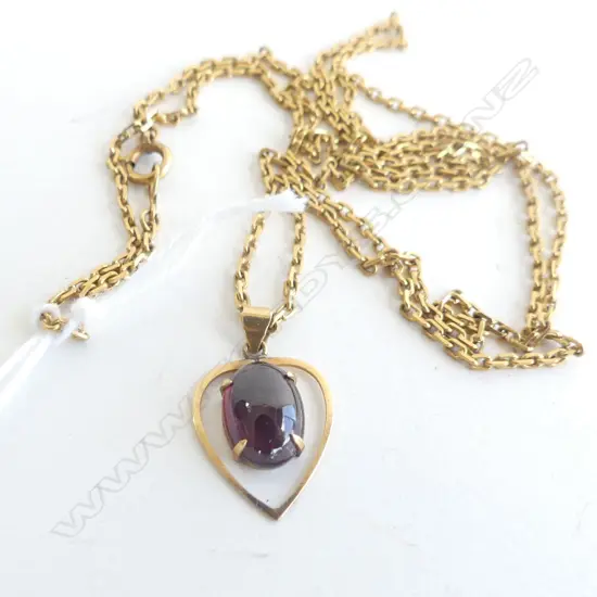 18CT CAB CUT GARNET PENDANT ON 20KT CHAIN 7. 6 GRAMS TOTAL