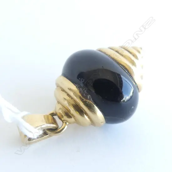 18CT GOLD & BLACK ONYX PENDANT 18.5GMS FAULTED