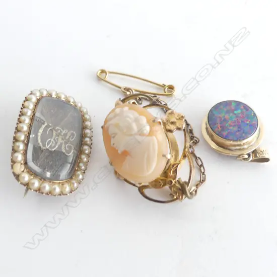 3 PCES GOLD JEWELLERY; 10CT OPAL PENDANT, 9CT CAMEO, GEORGIAN MORNING BROOCH