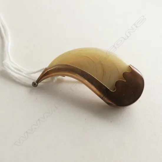 19THC 9CT GOLD & TIGER'S CLAW BROOCH (20863)