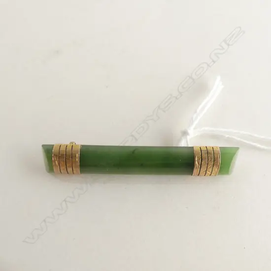 C1900 9CT & POUNAMU BAR BROOCH 