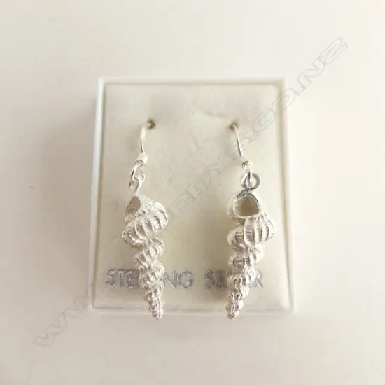 PR VINTAGE AS NEW SILVER SHELL EARRINGS ORIG. BOX