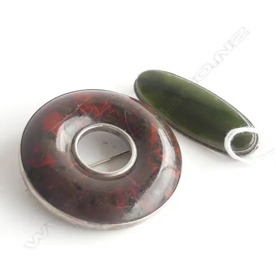 2 BROOCHES BOTH UNMARKED SILVER; FRAMED POUNAMU W.50mm & AGATE DONUT