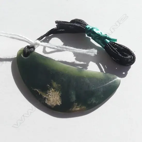 POUNAMU (GREENSTONE) SM CRESCENT SHAPED PENDANT (L 45MM) ON BLACK WAXED ADJUSTABLE CORD