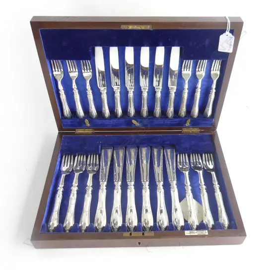 EARLY 20thC CASED SILVER PLATE FRUIT & FISH SERVICE w. KEY W.355mm