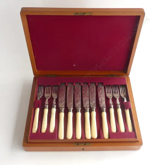 2 SETS OF FRUIT KNIVES & FORKS IN THE ONE FITTED BOX **RTV** Do not re offer