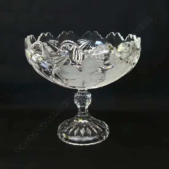 LARGE EMBOSSED CRYSTAL FOOTED BOWL, DIA 215MM