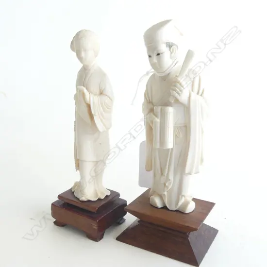 2 IVORY FIGURES ON WOODEN STANDS H.125mm