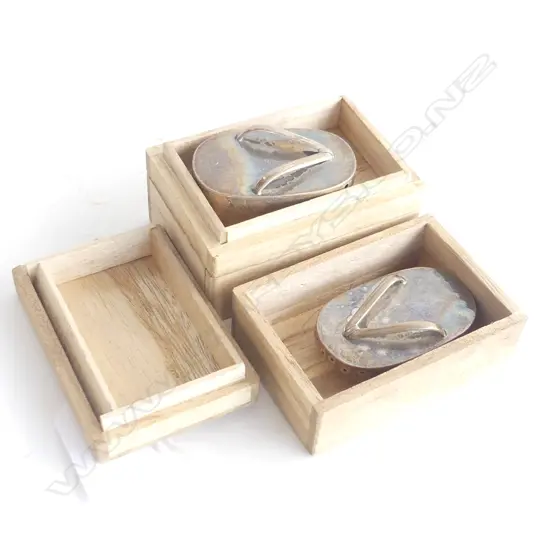 2 JAPANESE STERLING SILVER GETA / SANDLE NOVELTY BOXES L.48mm. In wooden boxes. 
