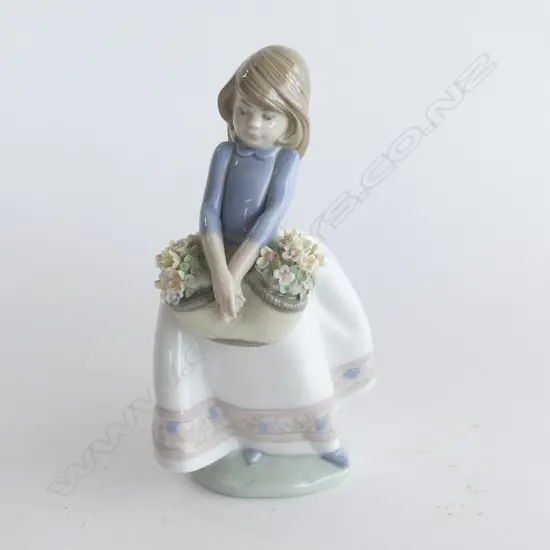 LLADRO GIRL FIGURINE, GIRL WITH FLOWERS, H. 170MM