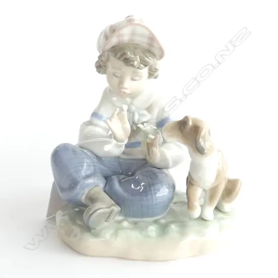 LLADRO BOY w. PUPPY H.130mm (chip on 1 petal)
