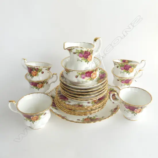 21 PCE ROYAL ALBERT OLD COUNTRY ROSES TEA SET; 6 TRIOS, MILK, SUGAR & CAKE PLATE