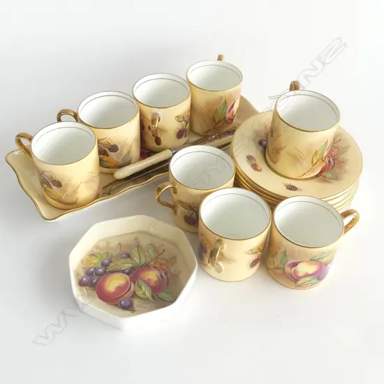 20 PCES AYNSLEY ORCHARD GOLD; 8 DEMI CUPS & SAUCERS + 2 DISHES & 2 KNIVES