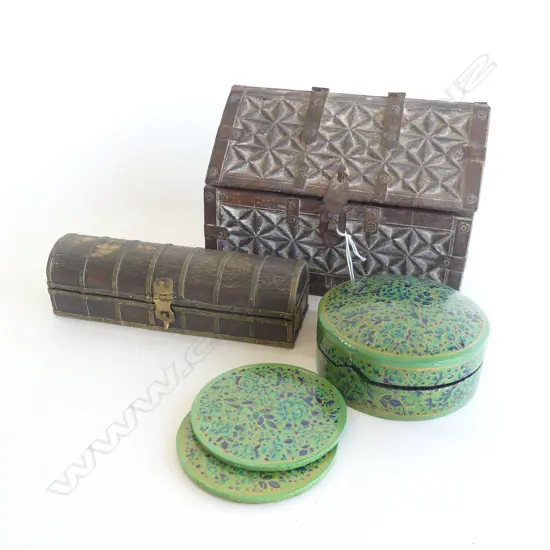 3 INDIAN / ORIENTAL PCES; LACQUERED COASTER SET + 2 LIDDED WOODEN BOXES L.200mm 
