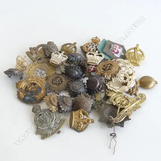 BAG ASST. WWI MILITARY BADGES & BUTTONS ETC