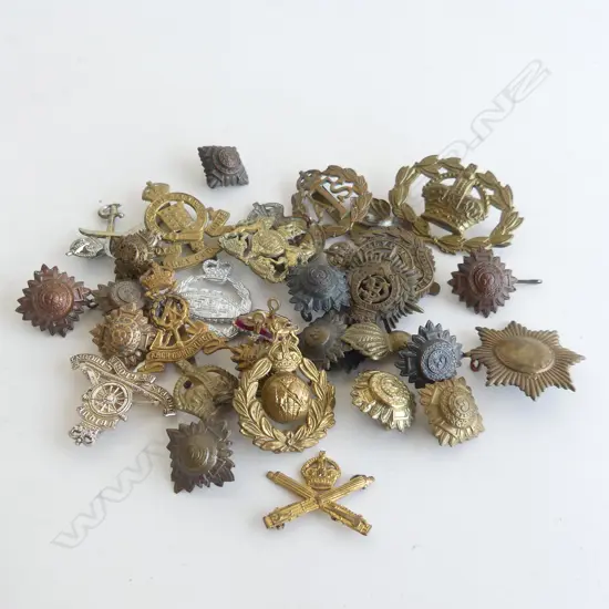 BAG ASST. WWI MILITARY BADGES & BUTTONS ETC