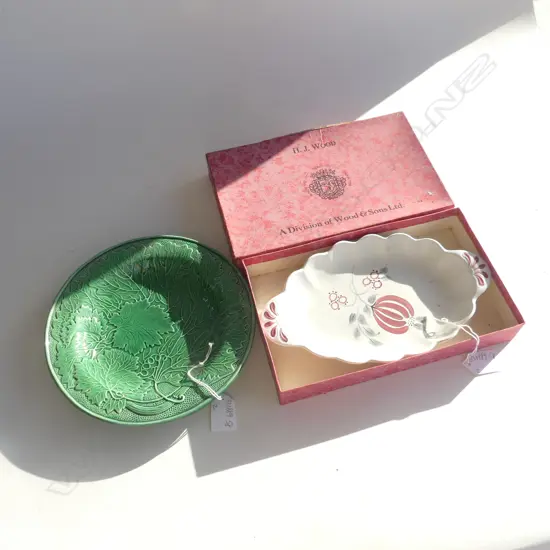 2 ITEMS. ORIG BOXED RADFORD DISH L.250mm & WEDGEWOOD MAJOLICA GREEN LEAF DISH . D 215mm