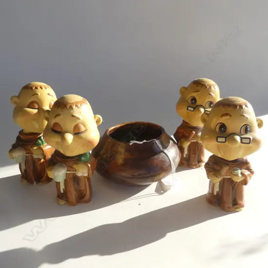 5 ITEMS. A SET OF 4 ' KNODDING HEAD' MONKS MARKED ' FOREIGN' H 150mm AND BROWN POTTERY BOWL  D 140mm