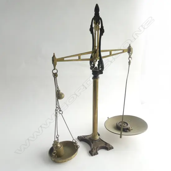 LGE VICTORIAN BRASS & CAST IRON SCALES H. 810mm + 8 WEIGHTS