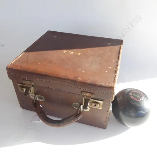 4 ORIGINAL BAKELITE BOWLING BALLS. IN ORIGINAL SQUARE LEATHER CASE WITH SCORER AND MEASURER INCLUDED. H 180mm